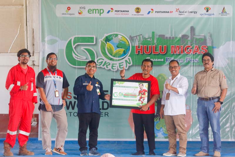 Jajaran tamu VIP menyerahkan cendera mata kepada Kepala SMKTS YPL Lirik Wing Astar