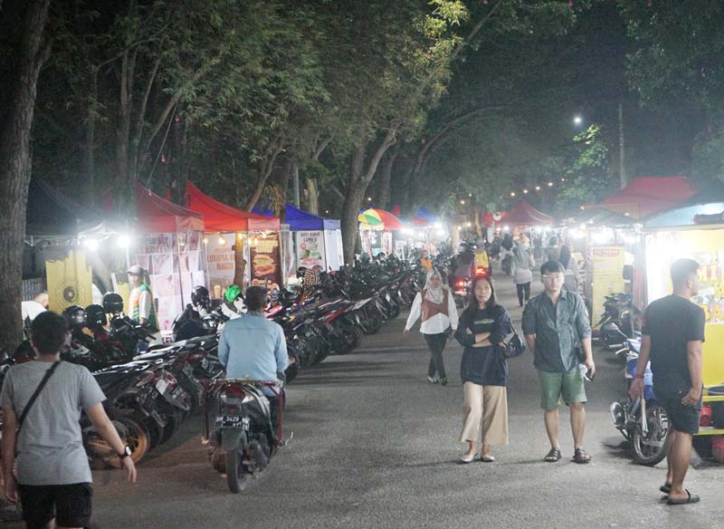 Suasana kuliner malam di kawasan Jalan Cut Nyak Dhien Pekanbaru, belum lama ini.