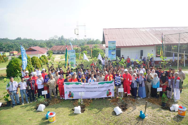 Foto bersama usai penanaman pohon dalam rangkaian Go Green Hulu Migas Bersama Riau Pos di SMKTS YPL Lirik, Selasa (22/10/2024).