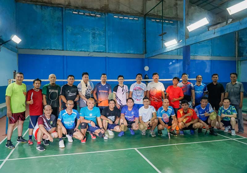 Direktur Utama Riau Pos Ahmad Dardiri (tujuh kanan berdiri) dan Regional Consumer Banking Head BRI Regional Office Pekanbaru M Alwan Wahyudi foto bersama