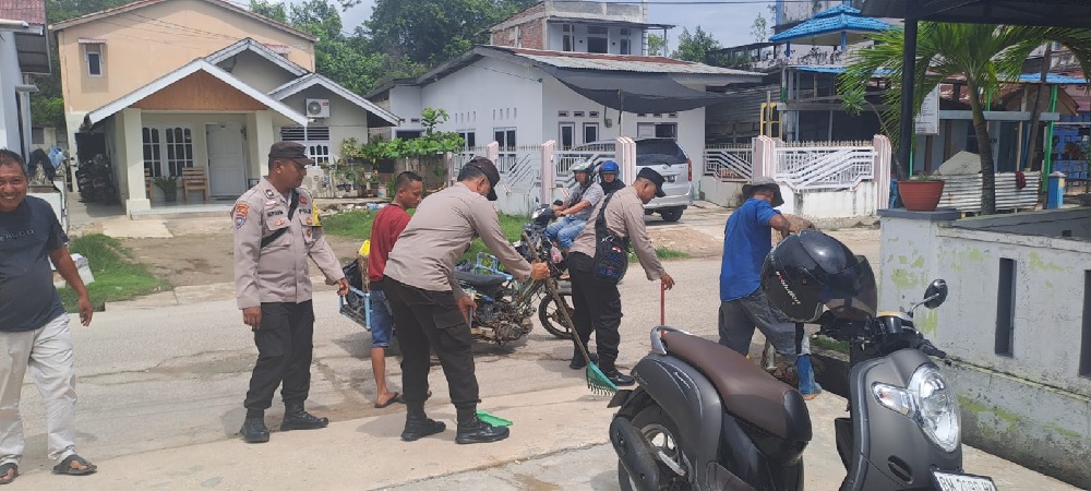 Laksanakan cooling system, personel Polsek Dumai Barat, Polres Dumai bersama warga Kelurahan Pangkalan Sesai, Kecamatan Dumai Barat melaksanakan gotong royong, Rabu (23/10/2024).