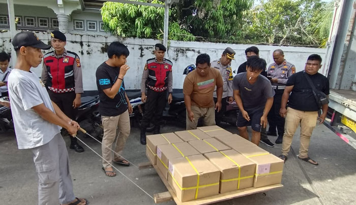 Logistik surat suara diangkut ke gudang, saat tiba di Kantor KPU Rohil di Jalan Lintas Kecamatan Batu Empat, Bagansiapiapi, Rabu (23/10/2024).
