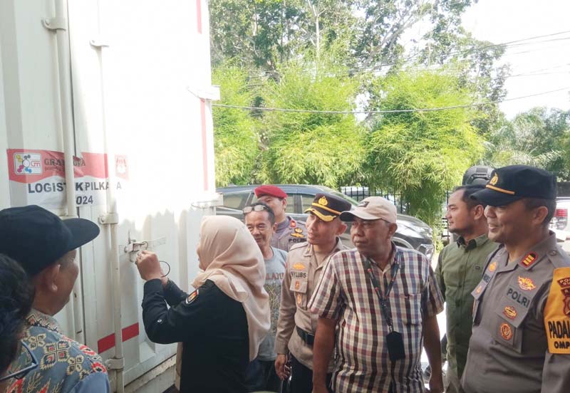 Perwakilan KPU Dumai membuka pintu truk yang membawa logistik Pilkada 2024 saat tiba di Kantor KPU Dumai, Rabu (23/10/2024).