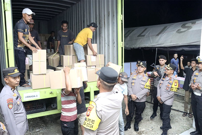 Kapolres Rohul AKBP Budi Setiyono SIK MH melakukan monitoring kedatangan logistik Pilkada 2024 di Gudang Logistik KPU Rohul, Rabu (23/10/2024) malam.