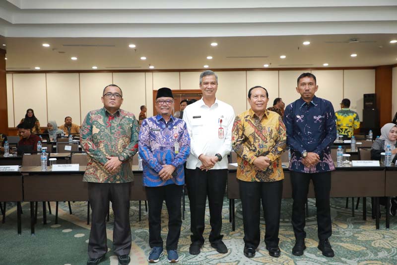 Sekretaris Daerah Siak Arfan Usman foto bersama dengan sejumlah kepala daerah saat mengikuti rakor lintas di Grand Sahid Jaya, Jalan Jenderal Sudirman, Jakarta Pusat, Rabu (23/10/2024).&nbsp;