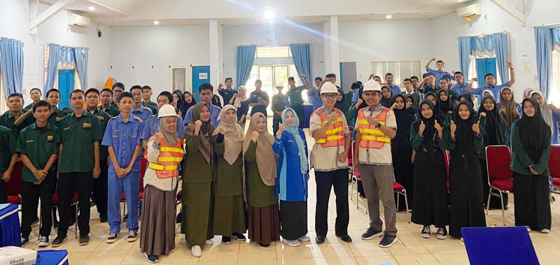 Ketua tim pengabdian prodi Teknik Sipil Universitas Abdurrab Dr Ahmad Kurnain ST MM, Waka Humas SMKN 2 Pekanbaru Fitrianti MKom, siswa dan undangan lainnya saat kegiatan di SMKN 2 Pekanbaru