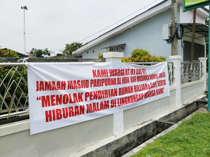 Sehelai spanduk penolakan pendirian tempat hiburan malam dipasang warga di pagar Masjid Paripurna Al-Huda Kelurahan Tobek Godang, Kecamatan Binawidya, beberapa hari lalu.