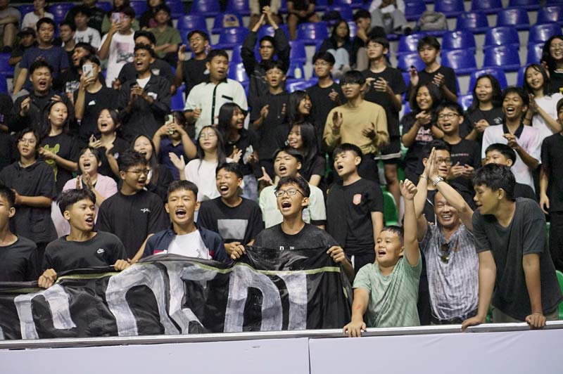 Suporter SMA Dharma Loka Pekanbaru bersemangat mendukung tim sekolahnya yang bertanding pada Honda DBL with Kopi Good Day 2024 Riau di Gelanggang Remaja