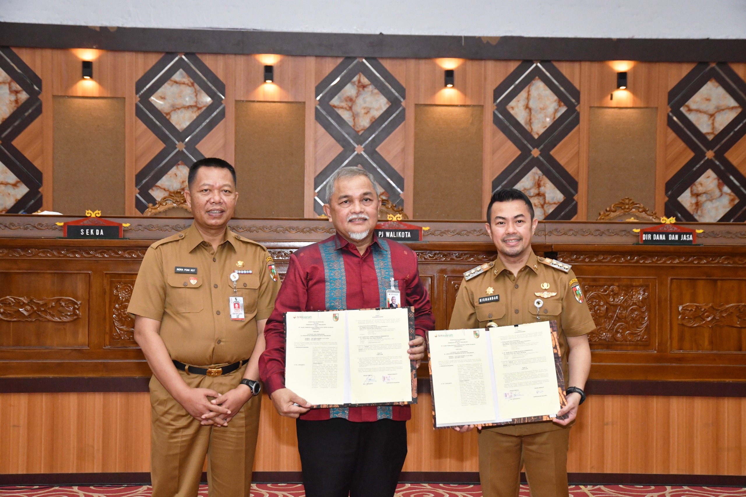 Penandatanganan MoU Layanan Jasa Perbankan Antara Pemerintah Kota Pekanbaru dengan Bank Riau Kepri Syariah yang berlangsung di Aula Kantor Walikota Pekanbaru Tenayan Raya Lt. 6, Senin (21/10/2024).