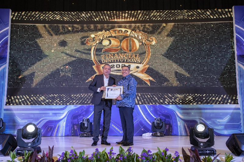 Senior Executif vice President Credit Risk Bank BJB, Galis Prasetya menerima langsung piagam penghargaan Top 20 Financial Institution 2024 dari di Finance pada acara The Finance Excecutive Forum 2024.