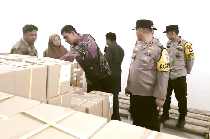 Anggota KPU Rohul Eria Chandra (kiri), Susana, Rahmat Syah bersama Kapolres Rohul AKBP Budi Setiyono SIK MH ikut menyusun boks yang berisikan logistik surat suara Pilkada