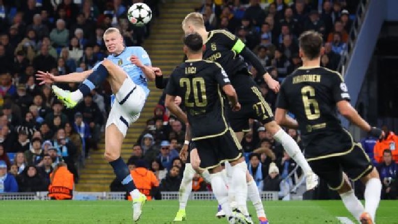 Gol luar biasa Erling Haaland membantu Man City mengalahkan Sparta Praha 5-0 di Liga Champions format baru di Etihad Stadium, Kamis (24/10/2024) dini hari WIB.