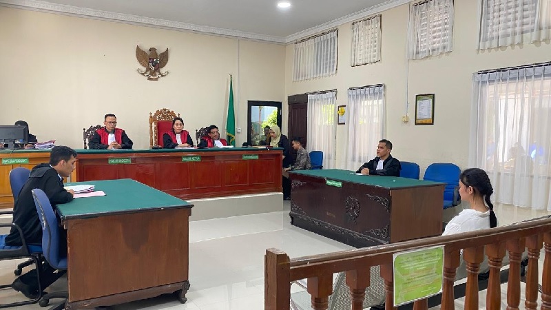 Marisa Putri (baju putih) menjalani sidang perdana di Pengadilan Negeri Pekanbaru pada Kamis (24/10/2024), ft