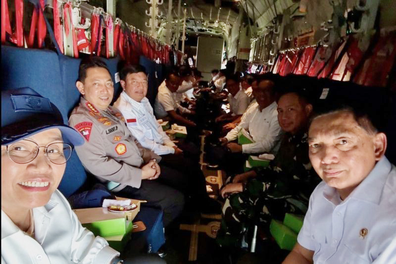 Menteri dan kepala lembaga Kabinet Merah Putih tertidur di dalam pesawat Hercules saat menuju Akademi Militer di Magelang, Jawa Tengah, Kamis (24/10/2024).
