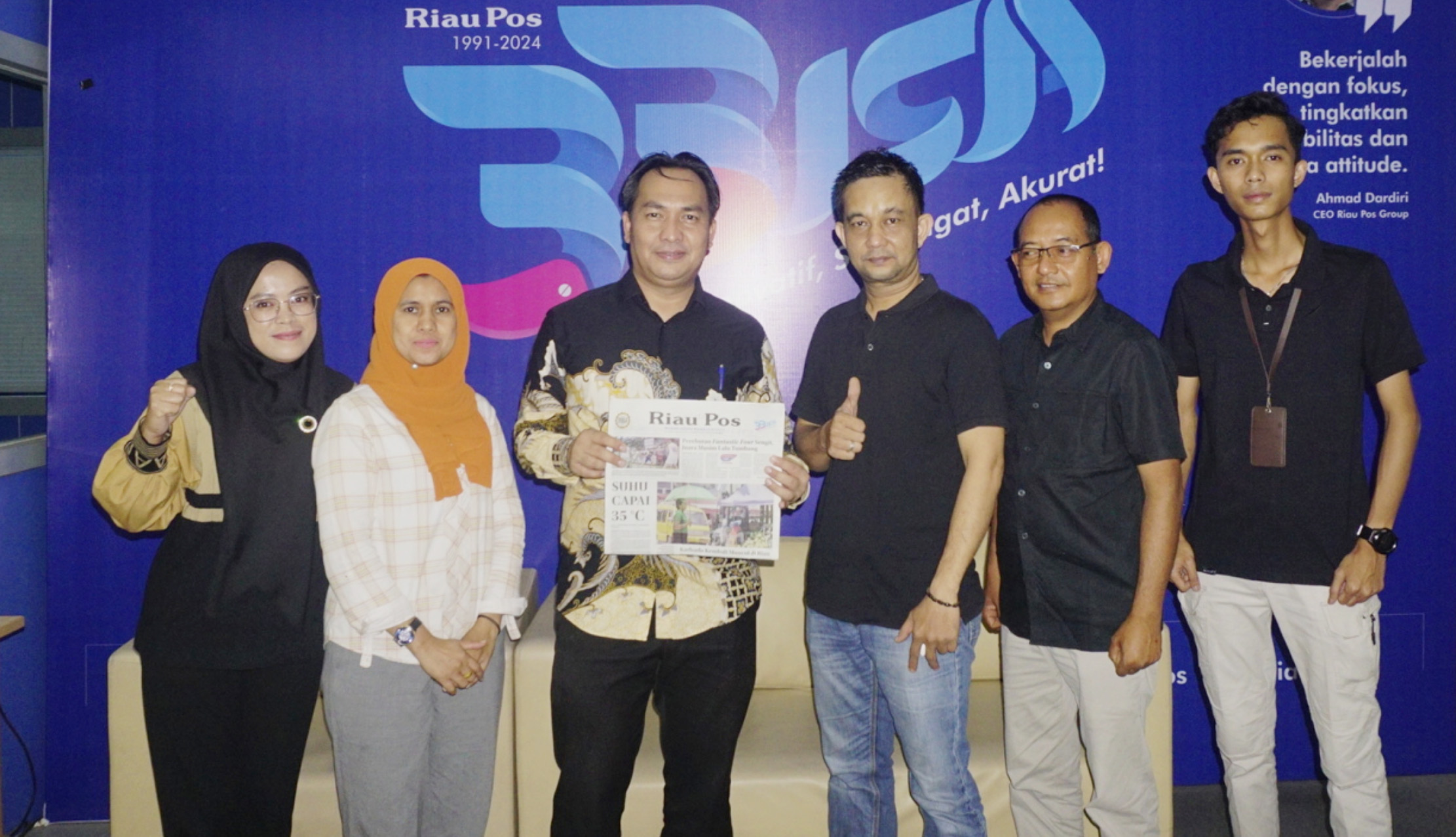 Sekretaris Kominfo Kabupaten Solok Safriwal (Tengah) , didampingi Kepala Bidang Pengelolaan Komunikasi Publik Debby (Kiri) ,  Kabid Statistik Baitul (Dua Kanan) dan Staff Tegar (Kanan) berfoto bersama dengan Redpel Pendapatan Riau Pos Syahrul Muchlis dan