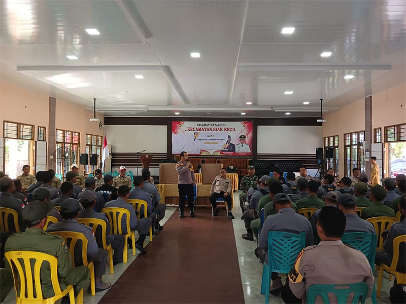 Polsek Siak Kecil bersama PPK dan Panwascam Siak Kecil melakukan simulasi pemungutan suara TPS, di Aula Ismail Yusuf Kantor Camat Siak Kecil, Bengkalis, Jumat (25/10/2024).