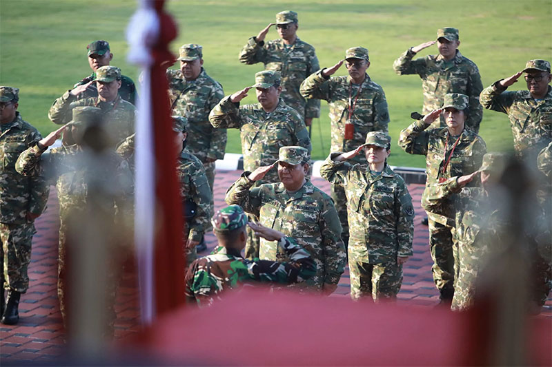 Presiden Prabowo Subianto membuka giat pertama retreat Kabinet Merah Putih dengan sesi olahraga dan latihan baris berbaris bersama di Lapangan Sapta Marga, Akademi Militer Magelang.