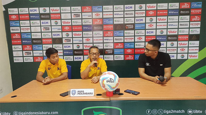 Aji Santoso (tengah ) didampingi pemain, Aulia (kiri) saat konferensi pers di Stadion Kaharuddin Nasution Rumbai Pekanbaru, Jumat (25/10/2024).