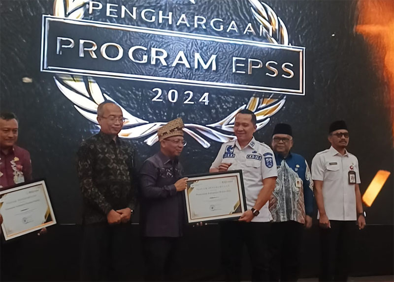 Kepala Diskominfotiks Rohil Indra Gunawan SE MH, menerima penghargaan Evaluasi Penyelenggaraan Statistik Sektoral (EPPS) 2024 tingkat Provinsi Riau, di Pekanbaru, Rabu (23/10/2024).