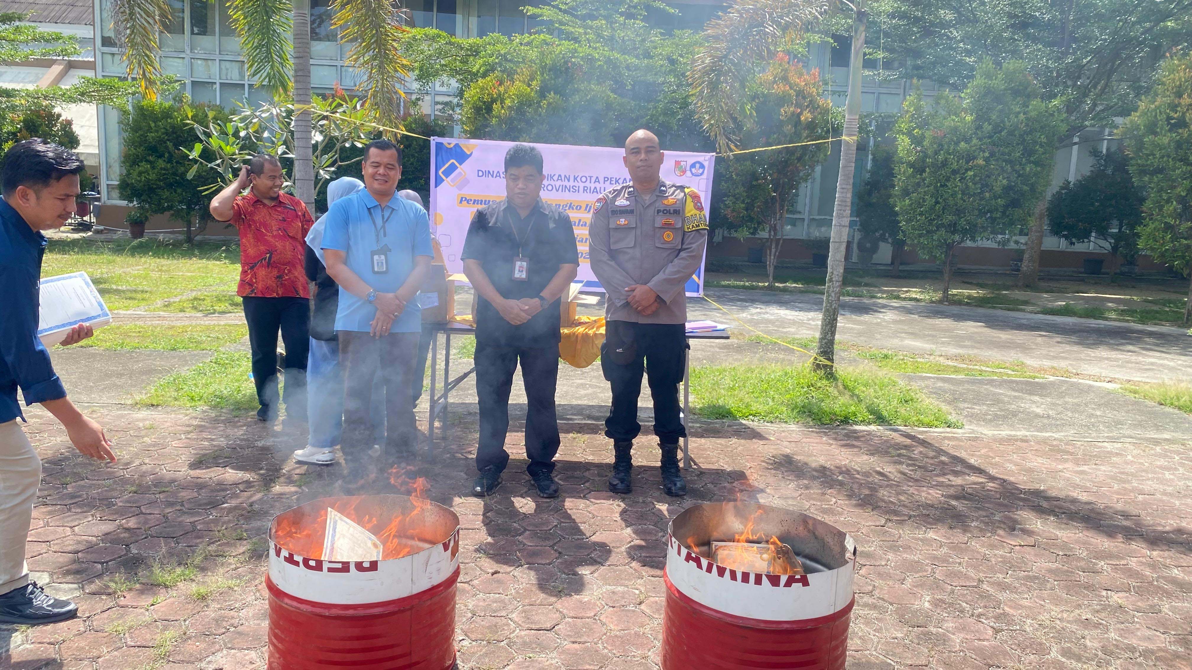 pemusnahan: Kepala Disdik Pekanbaru Dr H Abdul Jamal MPd (dua kanan) menyaksikan pemusnahan lembaran blangko ijazah SMP yang tidak terpakai lagi, Kamis (25/10/2024).