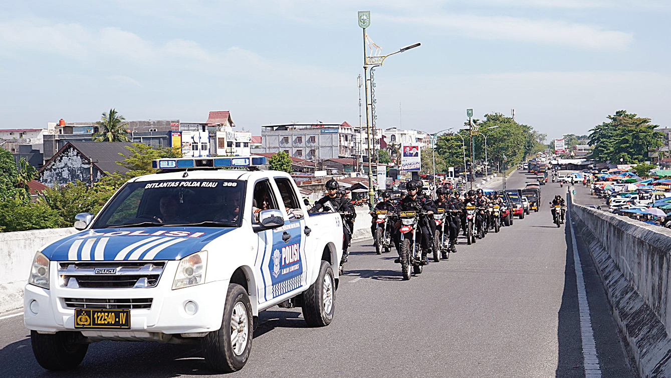 Petugas melaksanakan patroli skala besar di wilayah Kota Pekanbaru, Kamis (24/10/2024).