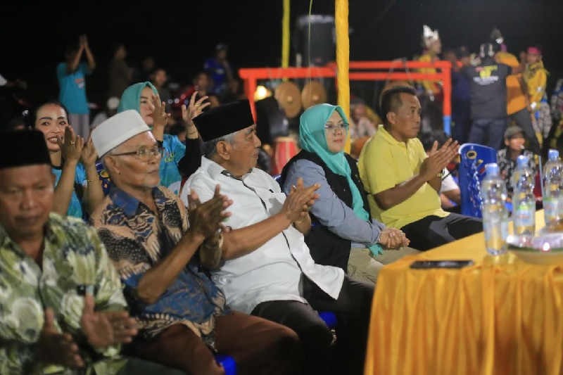 Calon Bupati Siak Dr Afni dan Bapak Pembangunan Siak Arwin As foto bersama sejumlah warga dalam kampanye dialogis di Kampung Sialang Baru, Kecamatan Lubuk Dalam, Kamis (24/10/2024).