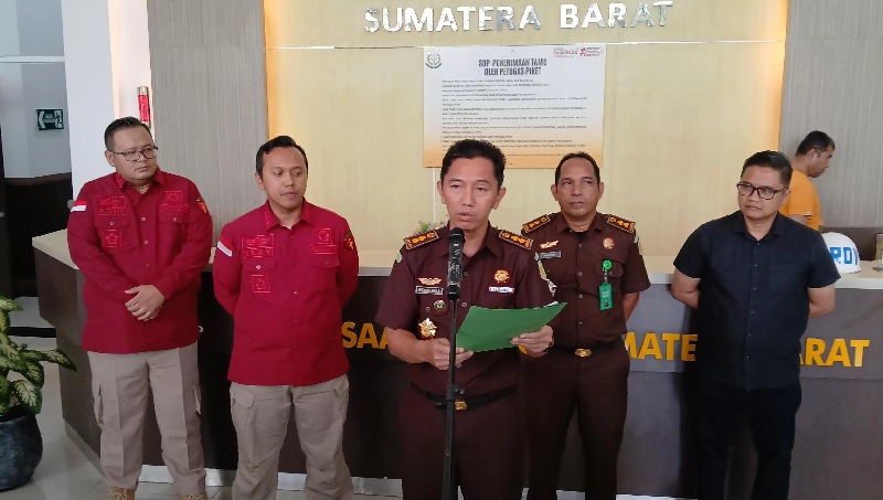 Asintel Kejati Sumbar, Efendi Eka Putra memberikan penjelasan terkait penetapan dan penahanan tersangka tol jilid 2 di hadapan awak media, Rabu (23/10/2024).