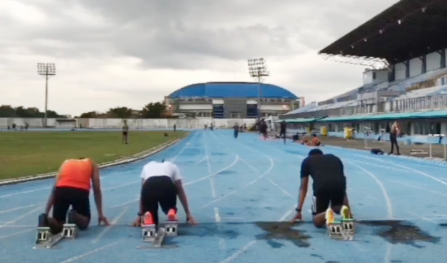 Atlet Riau melakukan latihan di Stadion Atletik Sport Center Rumbai, baru-baru ini. Stadion ini juga bisa difungsikan untuk&nbsp;konser&nbsp;musik.