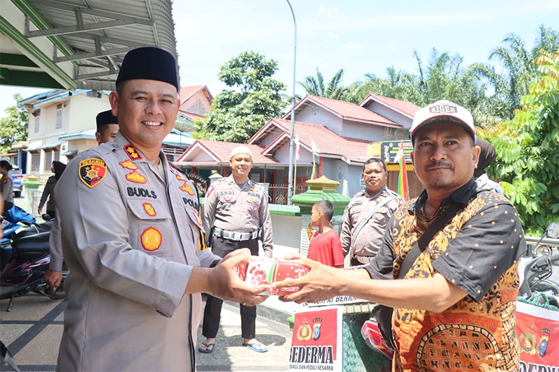 Kapolres Rohul AKBP Budi Setiyono SIK MH membagikan ratusan nasi kotak dan paket sembako dalam Jumat Berkah di Masjid Annur dan Panti Asuhan Al Khairiyah Kecamatan Rambah, Jumat (25/10/2024).