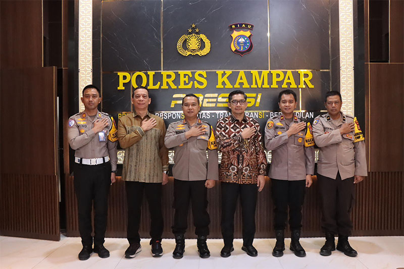 Kapolres Kampar AKBP Ronald Sumaja berfoto bersama tim dari Kompolnas dan beberapa PJU Polres Kampar, Jumat (25/10/2024).