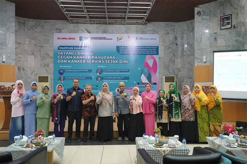 Pj Ketua TP PKK Riau Zuliana foto bersama usai acara seminar, Sabtu (26/10/2024).