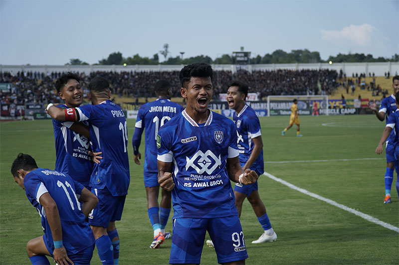 Selebrasi pemain PSPS Pekanbaru, Ilham Fatoni mencetak gol kedua ke gawang Sriwjaya FC, di Stadion Kaharuddin Nasution Rumbai, Sabtu (26/10/2024).