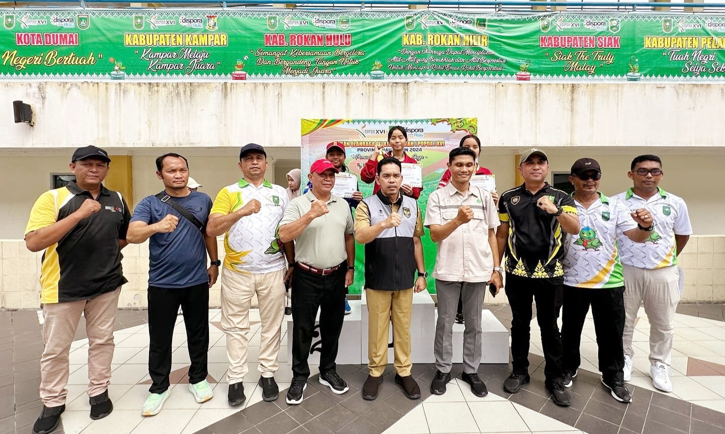 Kepala Dinas Kepemudaan dan Olahraga Riau Erisman Yahya (tengah) foto bersama saat menghadiri pengalungan medali renang Popda Riau di Aquatic Sport Center Rumbai, beberapa waktu lalu.