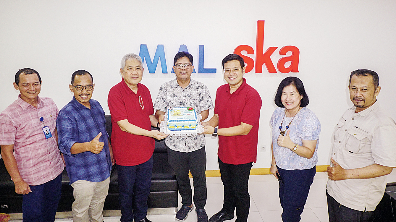 Asisten Direktur Utama Mal SKA Arcin Senggana (tiga kiri) didampingi Direktur Mal SKA Sawintra Prawijaya (tiga kanan) dan Rita (dua kanan) menerima kue ulang tahun dari Dirut Riau Pos Ahmad Dardiri (tengah), yang didampingin Direktur Riau Pos Asmawi Ibra