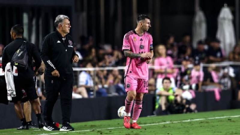 Pelatih INner Mami asal Argentina, Gerado Martino dukung penyerang Real Madrid Vinicius Junior raih Ballon dOr, tapi baginya Messi tak aduanya.