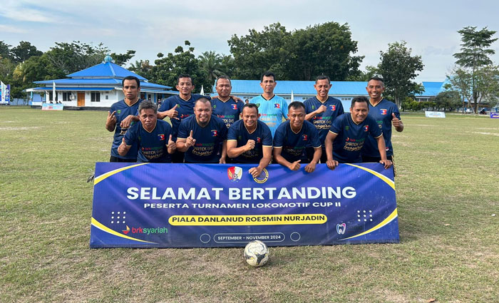 Pemain Angkasa Oldstar foto bersama sebelum bertanding di Lapangan Andalan Lanud Rosemin Nurjadin Pekanbaru, Sabtu (26/10/2024).