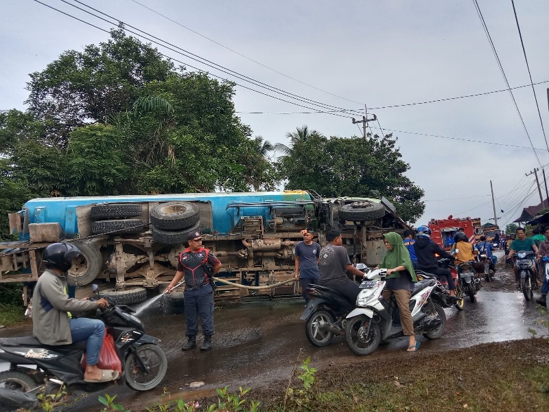 Sebuah truk CPO terguling di Pasar Inuman  Kecamatan Inuman Jumat (25/10/2024) malam. Hingga Sabtu (26/10/2024) truk masih terguling di jalan.