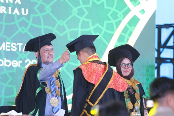 Rektor Umri Dr Saidul Amin saat melakukan prosesi wisuda, Sabtu (26/10/2024).