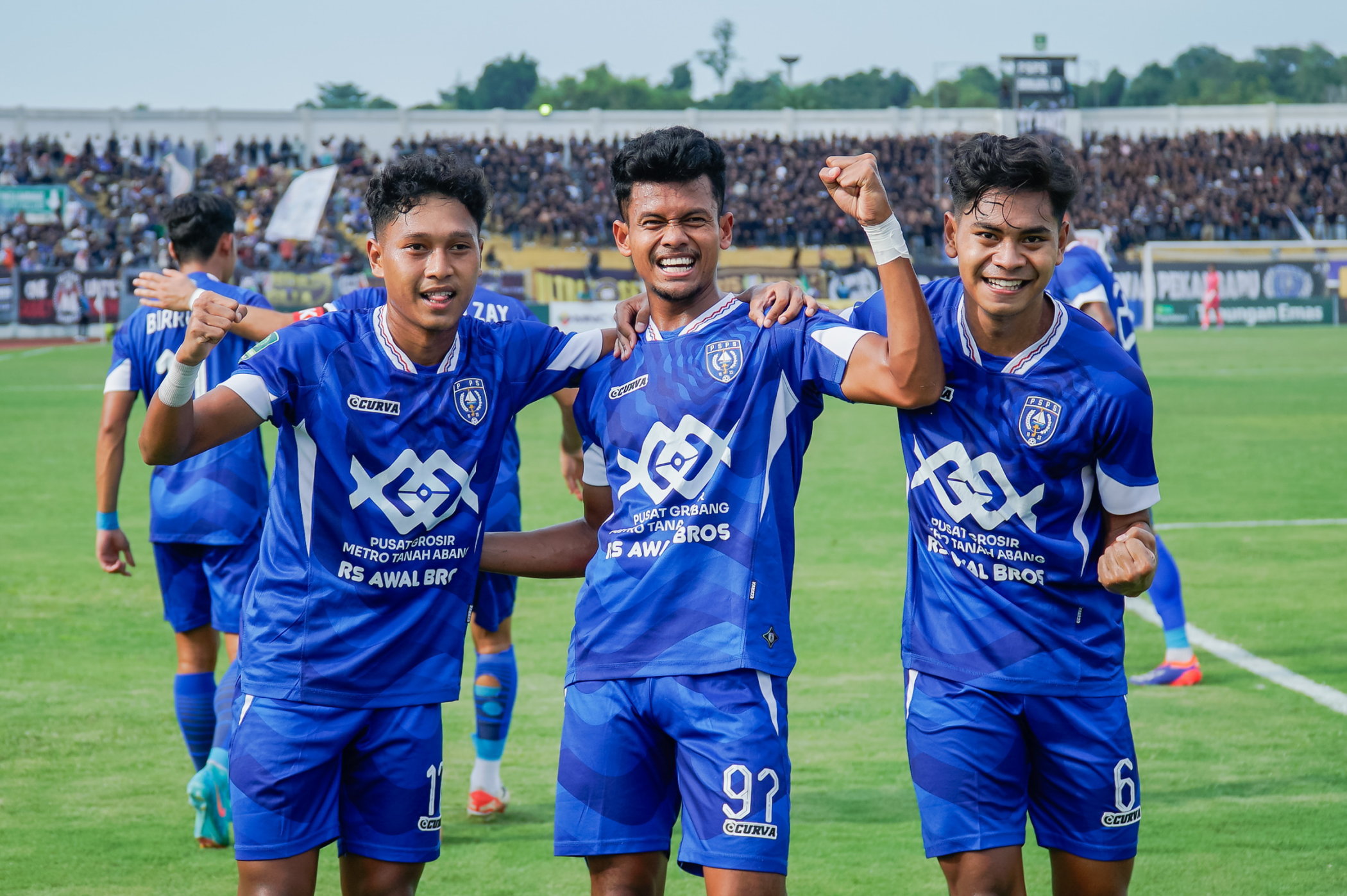 Pemain PSPS Pekanbaru Ilham Fathoni (tengah) bersama beberapa rekannya melakukan selebrasi usai mencetak gol ke gawang Sriwijaya FC pada lanjutan Pegadaian Liga 2 Indonesia 2024 di Stadion Kaharuddin