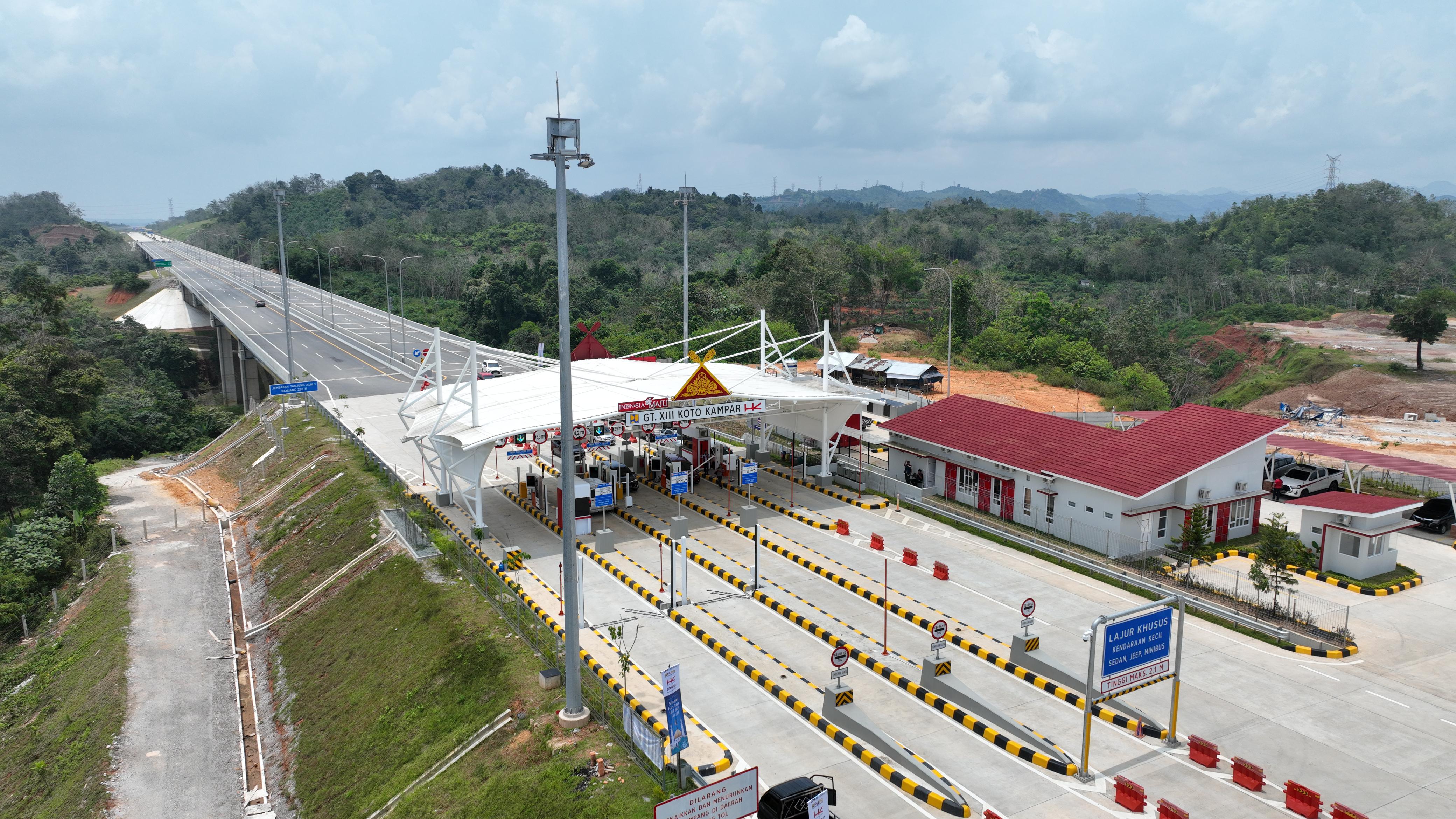 Salah satu gerbang tol ruas Jalan Tol Pekanbaru-XIII Koto Kampar di Provinsi Riau yang menanti terhubung ke Tol Pangkalan-Payakumbuh di Sumbar.