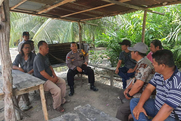 Kapolsek Pinggir Kompol Darmawan melalui Bhabinkamtibmas Bripka Wawan S menjumpai warga dalam kegiatan Jumat Curhat di Desa Semunai kecamatan Pinggir, Jumat (25/10/2024).
