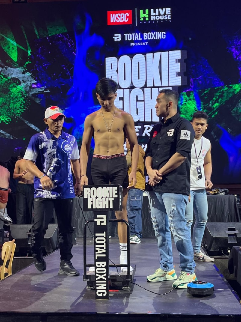 Ahmad Thoriq dari Riau Blast Team MMA Camp yang akan bertarung di kelas 58-60 kg saat timbang badan.