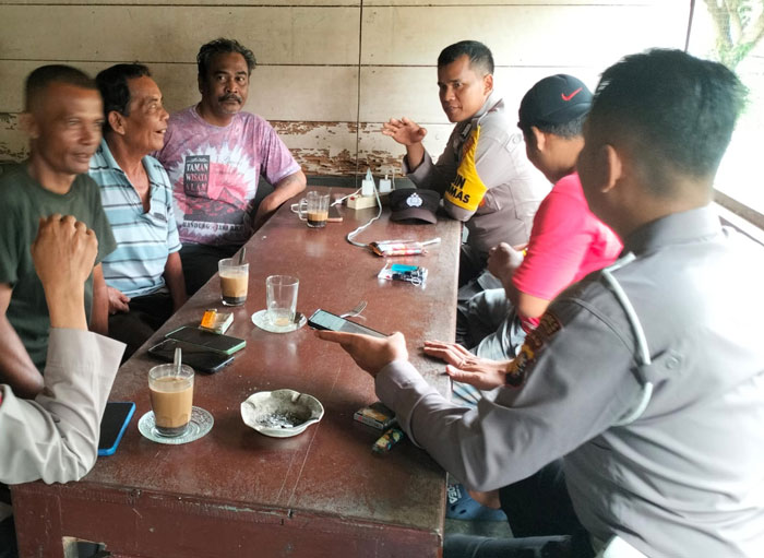 Personel Polsek Pinggir memberikan pemahaman ke warga dengan mendatangi pemilik warung di Desa Tengganau dan Pangkalan Libut Kecamatan Pinggir, Ahad (27/10/2024).