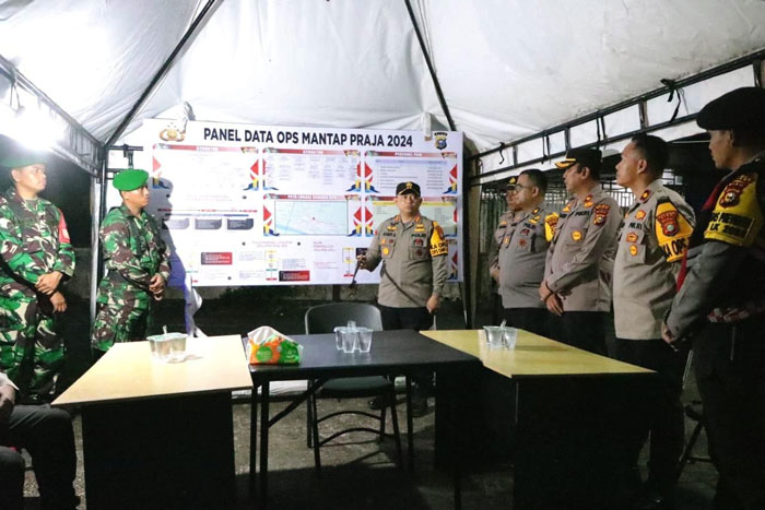 Kapolres Siak AKBP Asep Sujarwadi SIK MSI memimpin apel bersama personel Polres Siak, Personel Kodim 0322 Siak, dan Dinas Perhubungan Kabupaten Siak, di depan Istana Siak.
