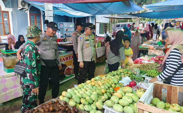Kapolsek Pangkalan Lesung AKP AR Timbunan saat berbincang dengan warga di pasar saat melakukan kegiatan sambang, Sabtu (26/10/2024).