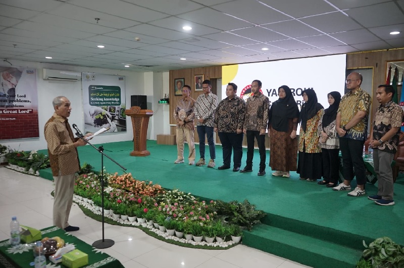 Sekjen YASTROKI Pusat dr Adre Mayza Sp N SubSp N R E (K) melakukan pengukuhan pengurus YASTROKI Cabang Riau di Gedung Rektorat Umri, Ahad (27/10/2024).