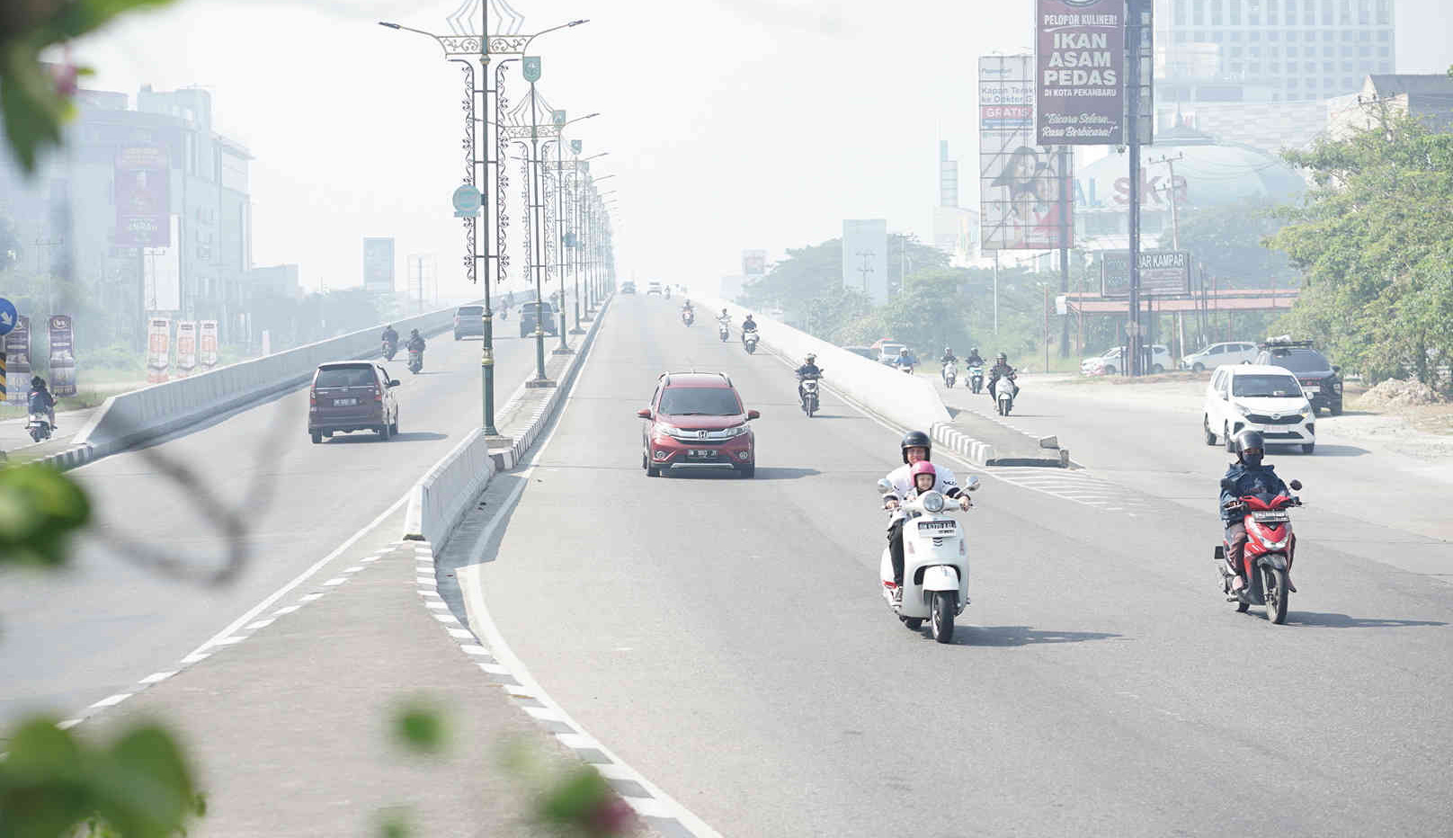 Kabut tipis terpantau di kawasan Jalan Soekarno-Hatta Kota Pekanbaru, Ahad (27/10/2024).  Kondisi ini diduga akibat cuaca panas yang terjadi di Riau akhir-akhir ini.