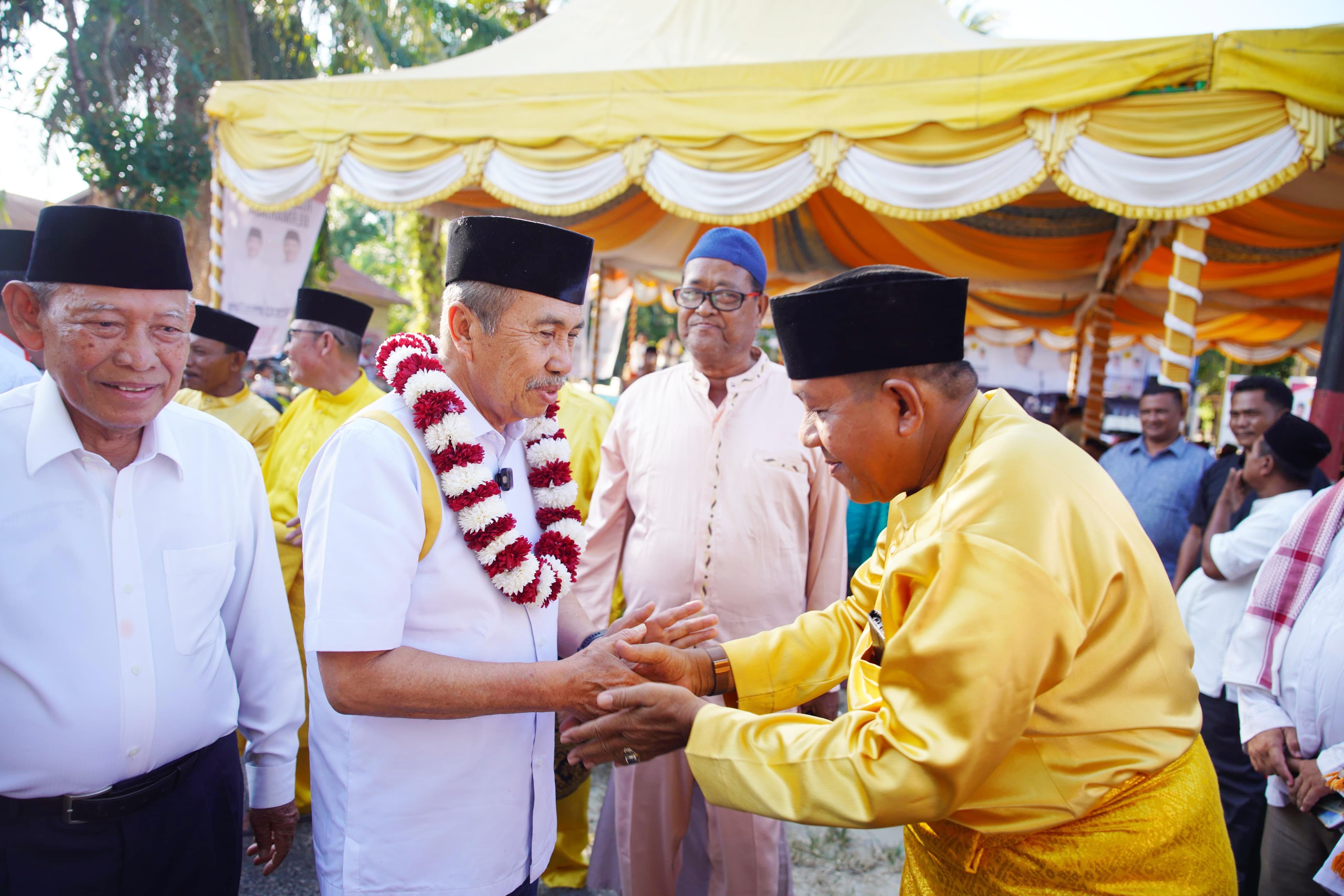 Calon Gubernur Riau nomor urut 3 Syamsuar bersalaman dengan warga saat menghadiri kampanye dialogis di Rokan Hilir, Sabtu (27/10/2024).