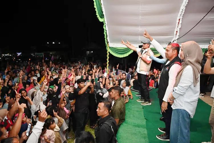 Calon Gubernur Riau nomor urut 1 Abdul Wahid berorasi saat melakukan kampanye dialogis di Indragiri Hulu, Sabtu (26/10/2024).