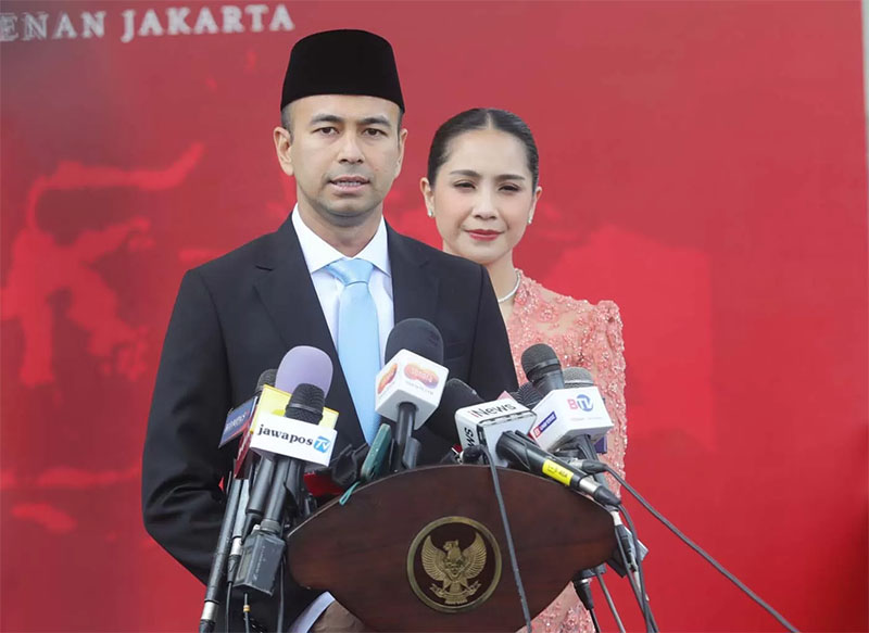 Raffi Ahmad didampingi Nagita Slavina memberikan keterangan usai Upacara pelantikan di Istana Negara, Jakarta, Selasa (22/10/2024).